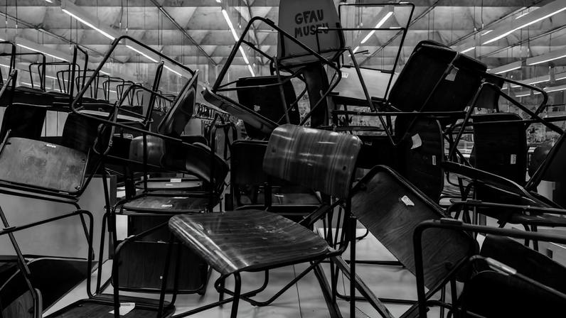 Cadeiras bloqueiam acesso ao prédio da Faculdade de Arquitetura e Urbanismo da USP