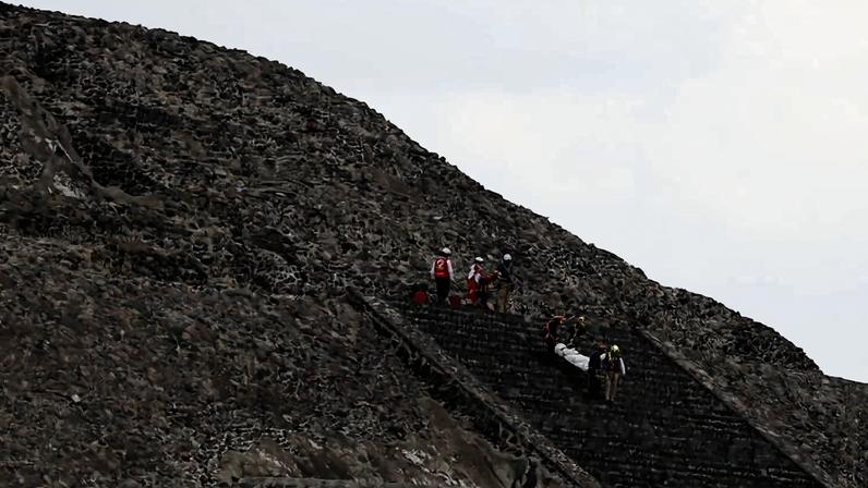 Equipes de resgate trabalham no local de um ataque a tiros no sítio arqueológico de Teotihuacan, no México, que deixou uma turista morta