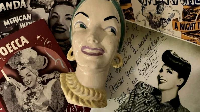 Discos, fotos, publicações e uma escultura de Carmen Miranda pelos americanos