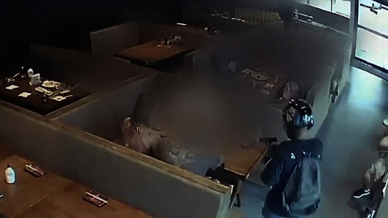 Suspeito armado e usando capacete de moto assalta cliente em restaurante