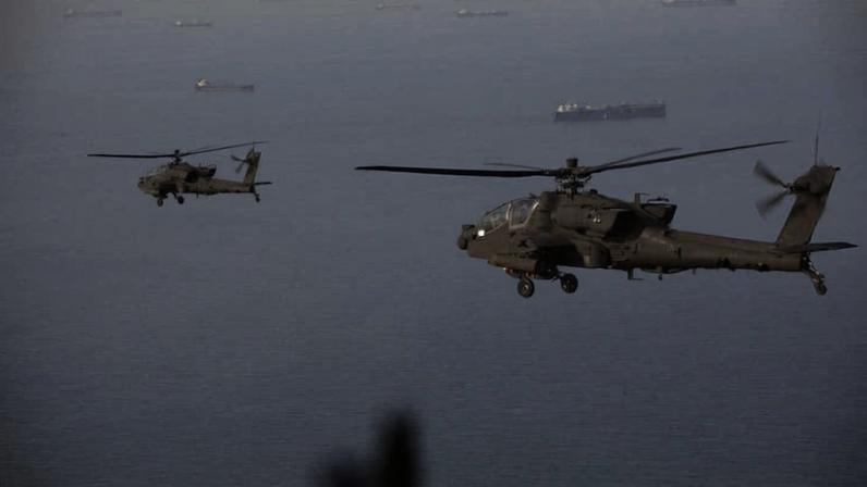 Helicópteros de ataque americanos AH-64 Apache voam perto do estreito de Hormuz