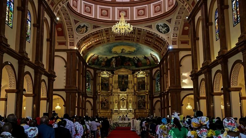 Papa Leão 14 celebebra missa na Basílica da Imaculada Conceição, em Mongomo