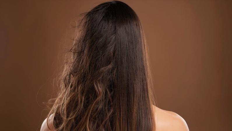 Causa do frizz varia entre a saúde capilar, o clima e a curvatura dos fios