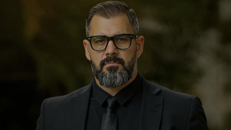 Juliano Cazarré divulga evento para público masculino