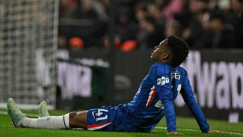 Estêvão senta no gramado do Stamford Bridge após sentir lesão