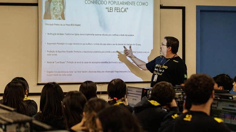 Alunos do segundo ano do ensino médio do Colégio Objetivo assistem à aula sobre segurança na internet em unidade na Avenida Paulista; instituição é eleita melhor escola particular de São Paulo pela oitava vez consecutiva