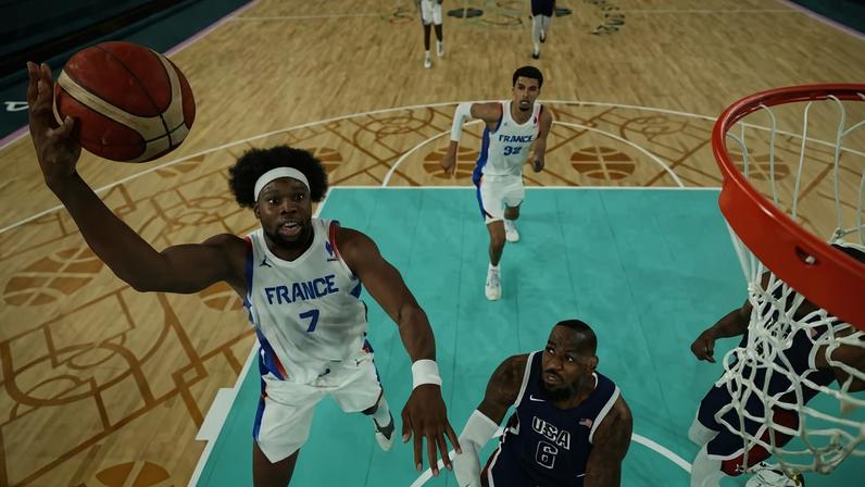 Guerschon Yabusele (de branco) tenta arremesso observado por LeBron James durante final olímpica entre França e EUA nos Jogos de Paris