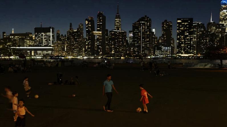 Crianças jogam futebol no Hunters Point Park South, em Nova York