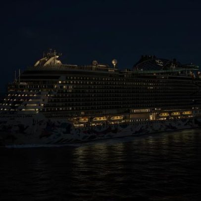 Navio Norwegian Luna exibe toboágua moderno ao passar por ilha nas Bahamas