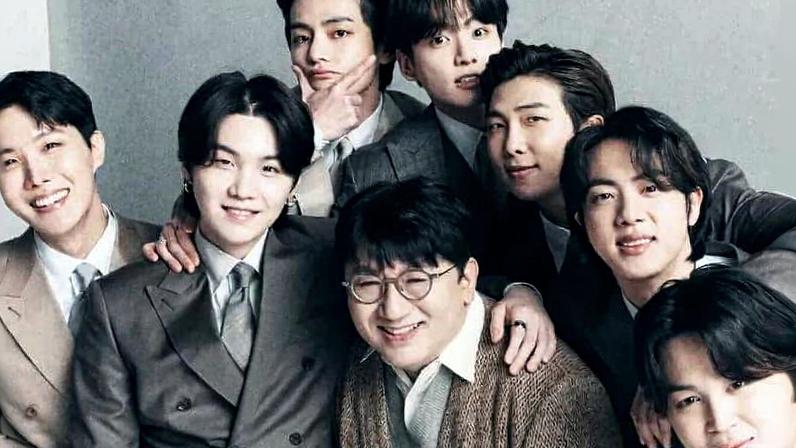 Bang Si-hyuk (ao centro) criou o grupo de K-pop BTS, formado por sete integrantes