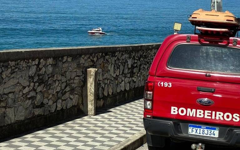 Grupamento de Bombeiros Marítimos (GBMar) durante a busca pelo adolescente, que foi encontrado nesta quarta (22) sem vida