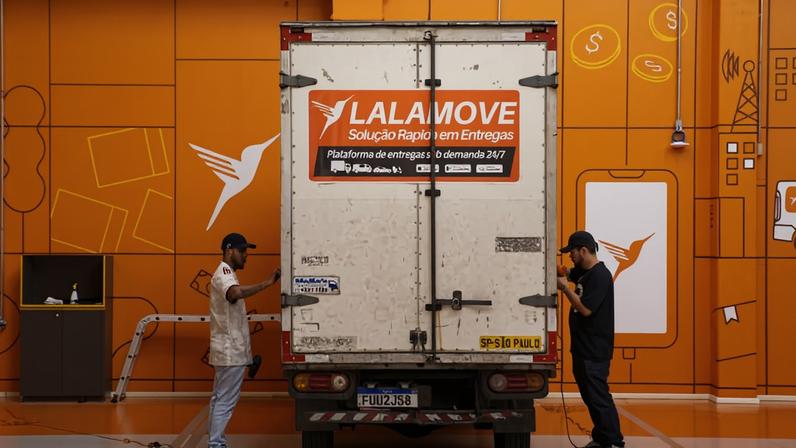 Serviço de mudança: Granero (9%) e Lalamove (8%) dividem liderança devido à margem de erro da pesquisa; na foto, funcionários da Lalamove ao lado de um caminhão de mudança
