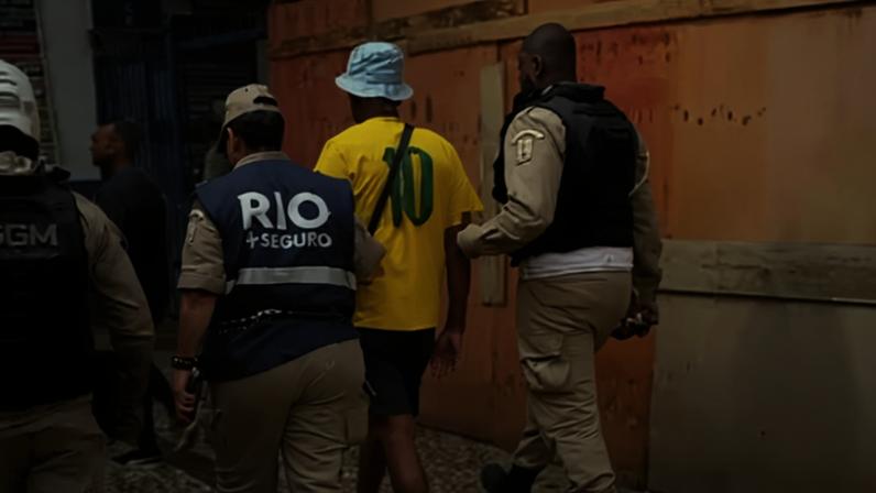 Homem foi preso e levado à delegacia pelos guardas