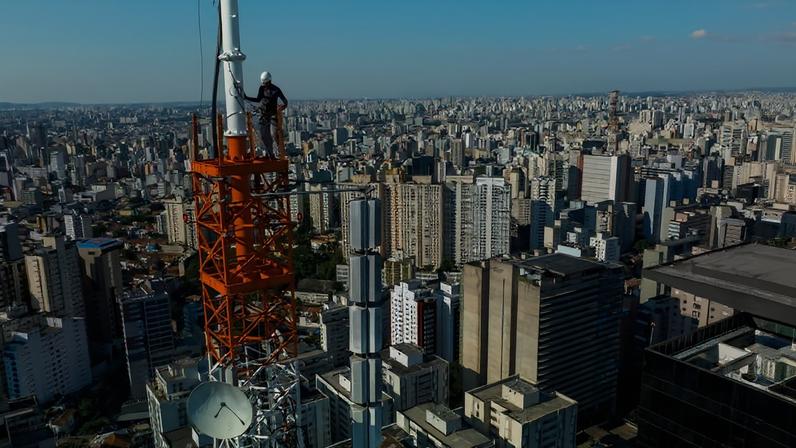 Antena na avenida Paulista, em São Paulo. A cidade possui mais de 30 antenas e torres espalhadas pela cidade, de diversos tamanhos, cores e estilos.