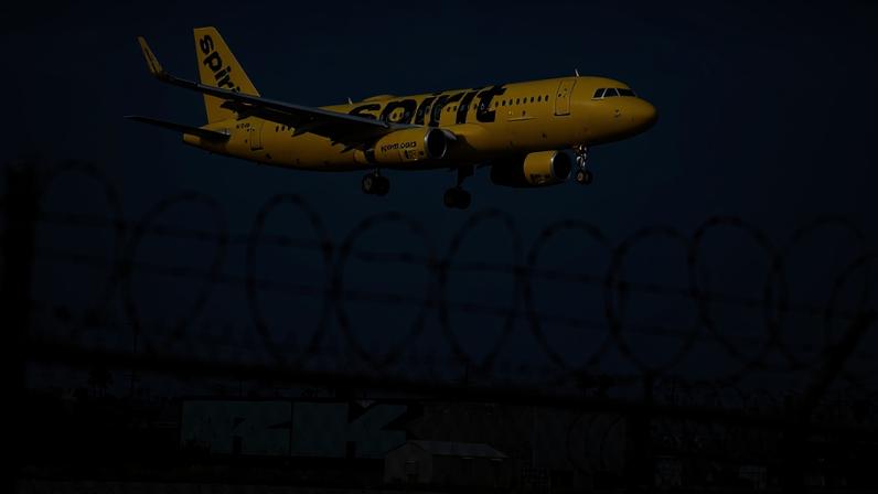 Avião da Spirit Airlines aterrissando no aeroporto Hollywood Burbank, na Califórnia