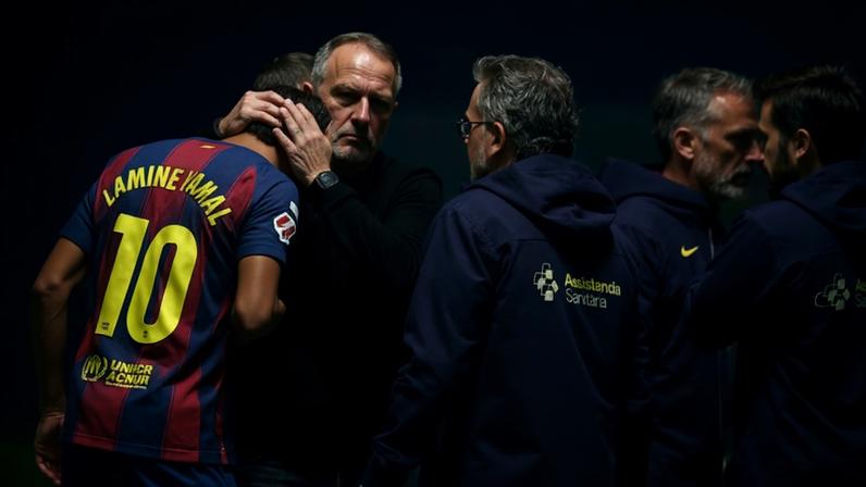 Lamine Yamal é consolado pelo técnico Hans Flick