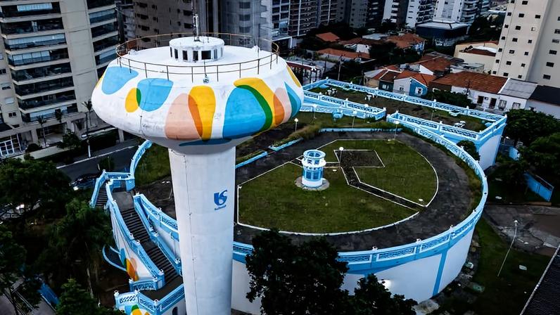 Vista aérea do antigo reservatório da Vila Mariana, cuja pintura foi recentemente alterada pela Sabesp