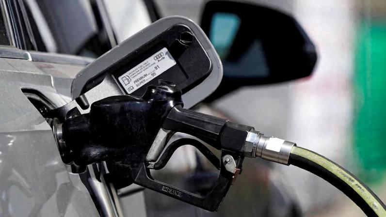 Carro sendo abastecido em posto de gasolina em Hollywood, na Califórnia