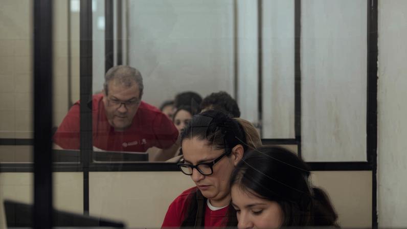 Alunos de direito do Mackenzie prestam orientação jurídica a pessoas em situação de rua; instituição lidera entre universidades privadas de São Paulo em pesquisa Datafolha