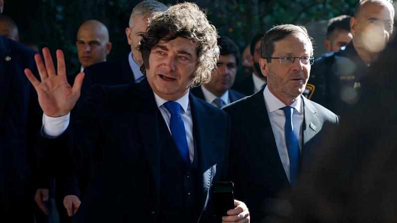 O presidente da Argentina, Javier Milei, caminha com o presidente de Israel, Isaac Herzog, em Jerusalém