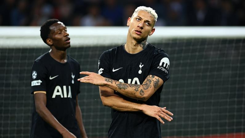 O zaguero Kevin Danso, do Tottenham, depois do 2 a 2 diante do Brighton, a 15ª partida seguida sem vitória do clube londrino na Premier League - Ben Stansall - 18.abr.26 / AFP