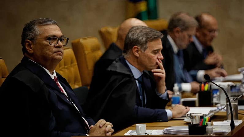 O ministro Flávio Dino ao lado de colegas, durante sessão plenária no STF