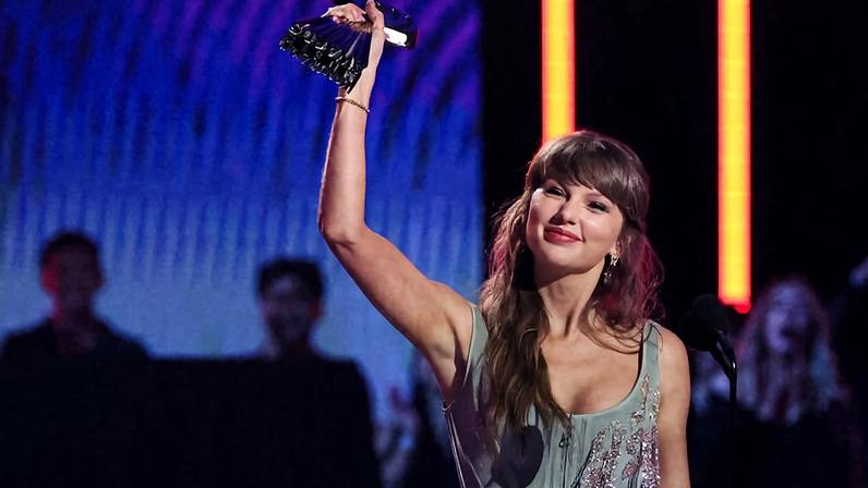 Taylor Swift recebe o prêmio de álbum pop do ano no iHeartRadio Music Awards de 2026, no Dolby Theatre, em Los Angeles, Califórnia