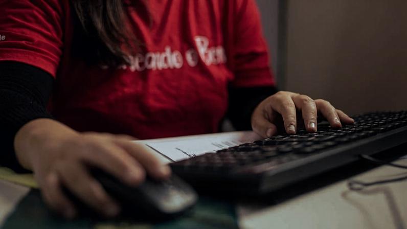O programa Jovem Aprendiz insere jovens de 14 a 24 anos no mercado de trabalho - Lucas Seixas - 13.abr.26/Folhapress