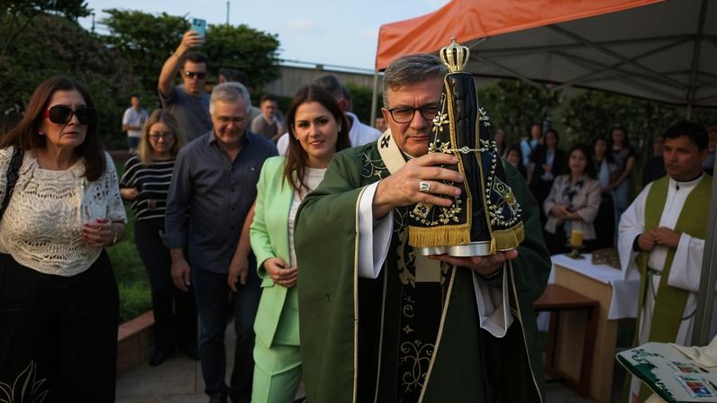 A deputada Simone Marquetto (de verde), acompanha entronização da imagem de Nossa Senhora Aparecida na capela da Câmara dos Deputados, em 2023