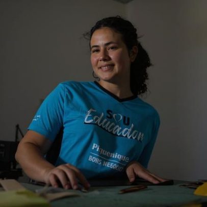 Estudante transforma retalhos de couro em renda no sertão da Paraíba