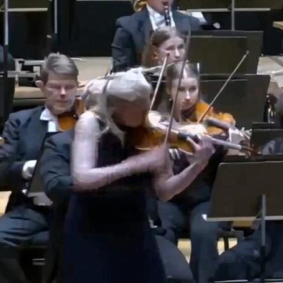 Violino de R$ 5 milhões voa pelo palco após ser atingido pelo maestro