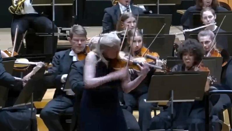 Solista Elina Vähälä recolheu o violino, afinou e retomou a apresentação minutos depois