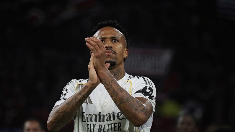 Éder Militão saúda a torcida após duelo entre Real Madrid e Bayern de Munique pela Champions League, em Munique