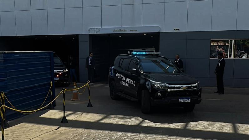 Carro da Polícia Penal Federal com Daniel Vorcaro deixa o hospital DF Star