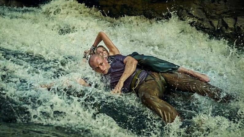 Taron Egerton e Charlize Theron em cena do filme 'O Jogo do Predador', da Netflix