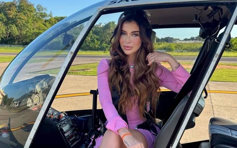Ana Luiza Mateus posa em helicóptero; modelo tentava carreira no Rio de Janeiro e foi morta por namorado, segundo a polícia
