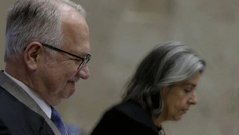 Os ministros Edson Fachin e Carmen Lucia durante sessão na plenária do STF, sob a presidência do ministro Dias Toffoli.