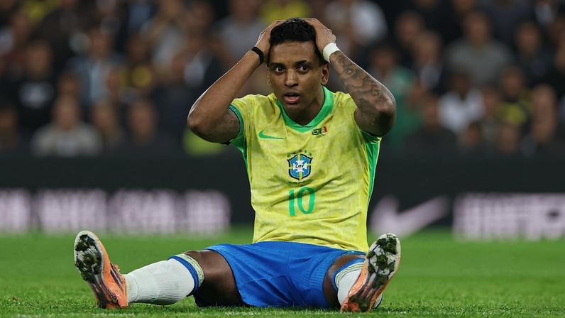 Rodrygo durante amistoso entre Brasil e Senegal. O atleta não disputará a Copa do Mundo devido a problemas físicos.