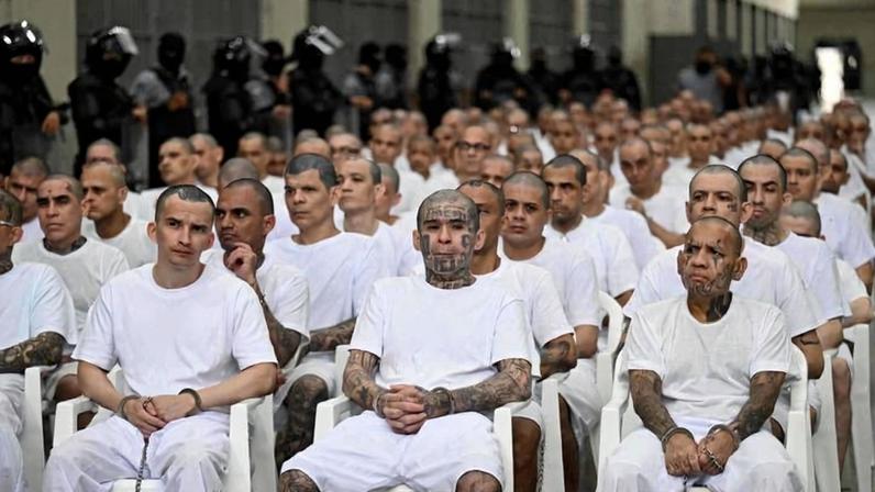 Supostos integrantes da gangue Mara Salvatrucha (MS-13) participam de audiência judicial por videoconferência no Cecot, em El Salvador
