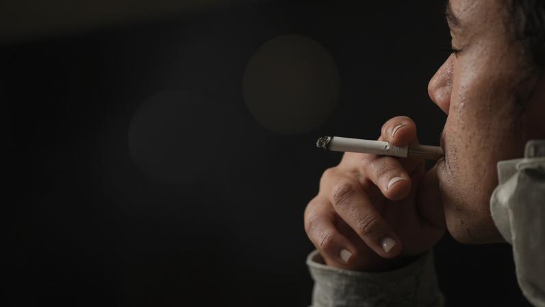 Homem fuma cigarro