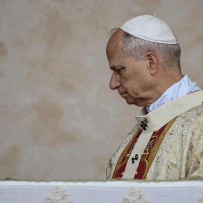 Papa eleva a voz na África, mas não gosta do eco