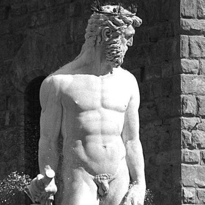Turista é multado em 29 mil reais após tocar estátua na Itália