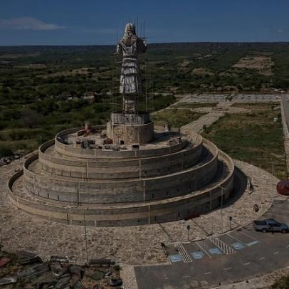 Estátua de menina Benigna, símbolo contra feminicídio, é inaugurada no Ceará