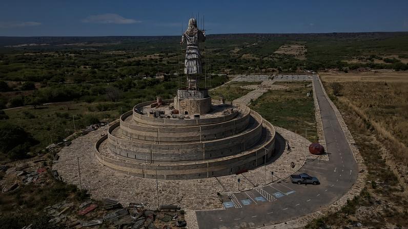 Estátua de menina Benigna, símbolo contra feminicídio, é inaugurada no Ceará