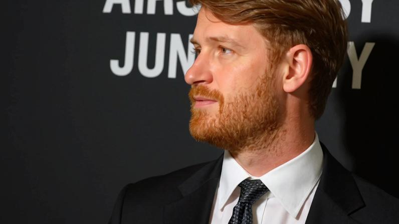 O casal composto pelo Príncipe Harry e pela atriz e Duquesa Meghan Markle; e o Príncipe Louis, caçula do Príncipe William