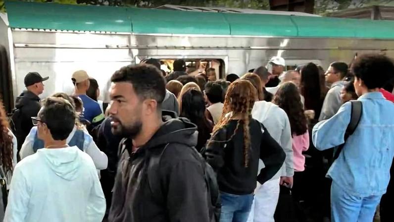 Estação lotada de passageiros em manhã de problemas na linha 9-esmeralda