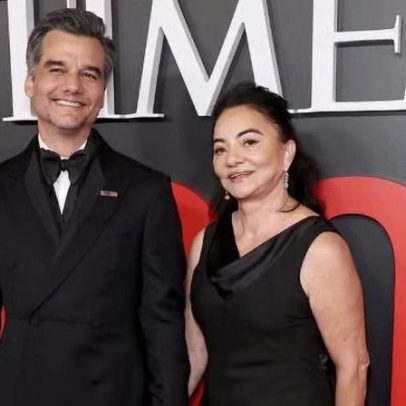 Wagner Moura leva a mãe a evento luxuoso em Nova York