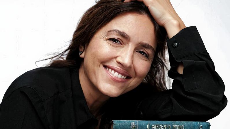 Manuela Dias posa com livros consultados na pesquisa para o filme