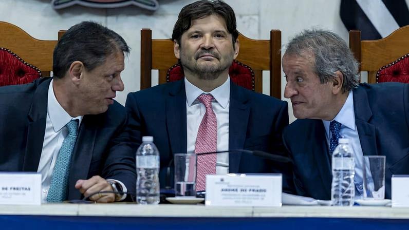 Presidente da Alesp, André do Prado, cercado por Tarcísio de Freitas e Valdemar Costa Neto