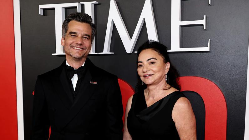Wagner Moura leva a mãe Alderiva Moura para a festa da revista Time